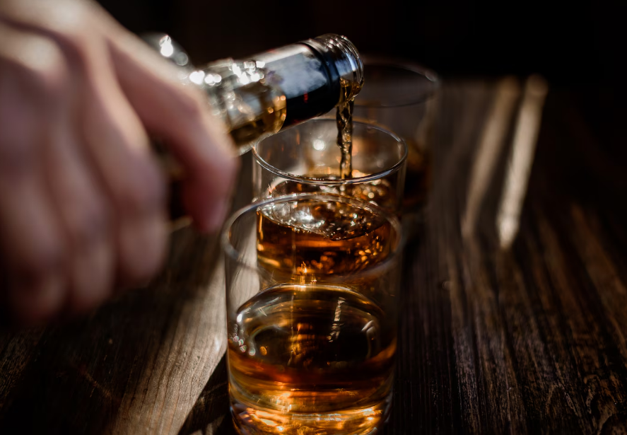 Metanol em bebidas: o risco que não aparece no primeiro gole