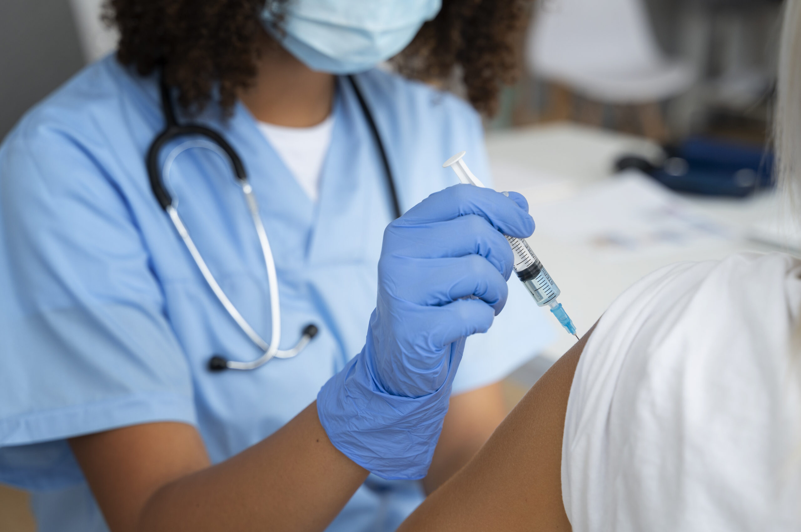 Vacinas continuam sendo monitoradas após a aprovação? Entenda o papel da farmacovigilância